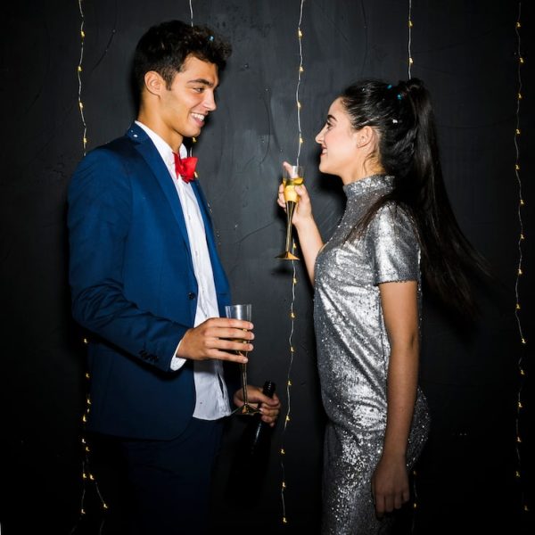 pareja-joven-feliz-copas-champan-23-2147972079-jpg-ga-GA1-1-1710090768